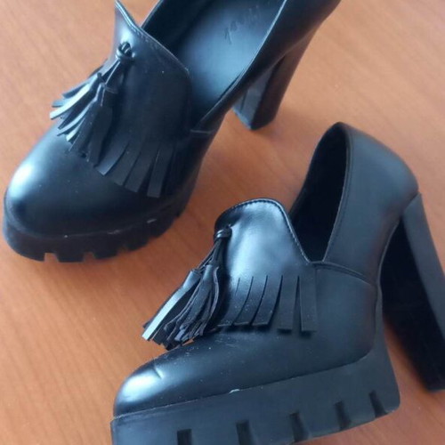 Black women's shoe size 37 like new