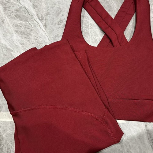 Burgundy fitness set with shaping leggings and lifting top