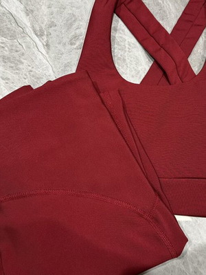 Burgundy fitness set with shaping leggings and lifting top