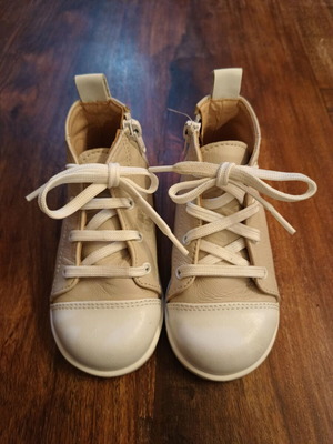 Gorgino anatomic baptismal kids shoes size 23 like new, unisex