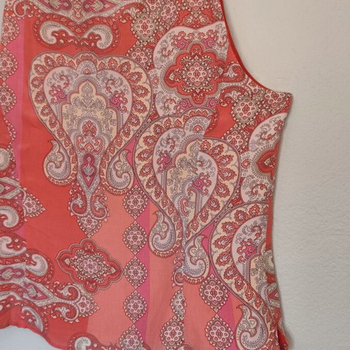 Silk sleeveless top Un Jour Ailleurs like new, pink coral paisley