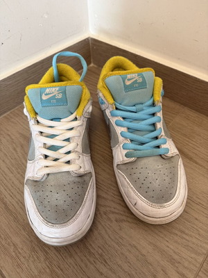 Nike SB Dunk Low x FTC αθλητικά σε γκρι, λευκό, γαλάζιο και κίτρινο, EU 43