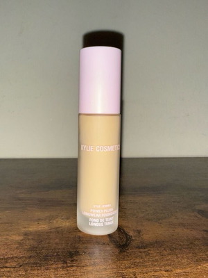 Kylie Cosmetics Power Plush Longwear Foundation σαν καινούργιο 2.5W