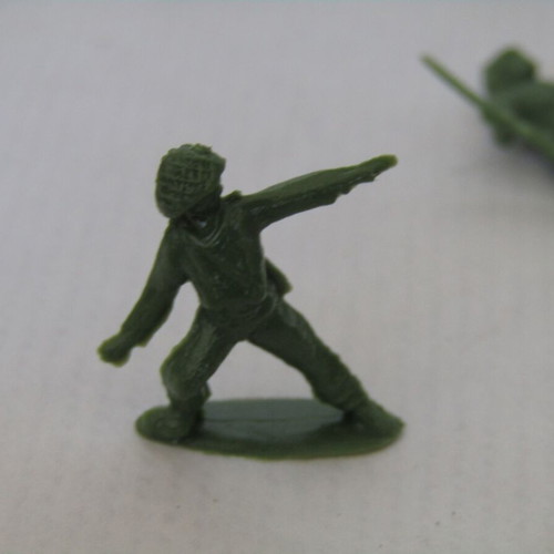 Vintage 1/72 military figures and vehicles, 125 pieces, used, 1980s
