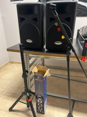 Akiyama powered speakers set of 2 with tripod and microphone stand used