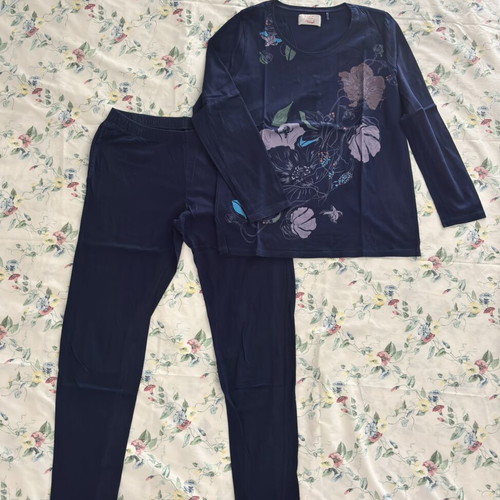 Triumph spring pajamas set like new, dark blue floral design