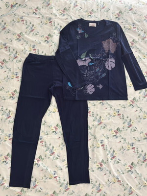 Triumph spring pajamas set like new, dark blue floral design