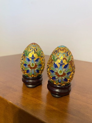 Cloisonne eggs like new, 2 brass enamelled with wooden bases