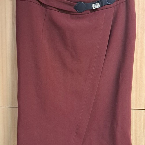 Passager red skirt like new with decorative detail, size 44-46