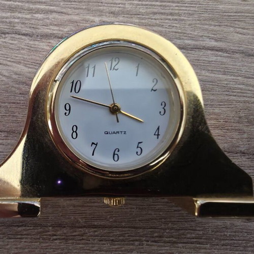 Decorative analog table clock used
