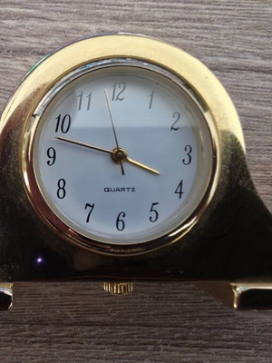 Decorative analog table clock used