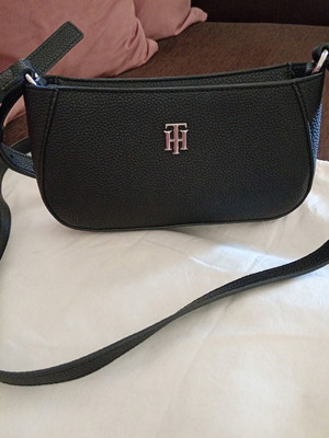 Tommy Hilfiger leather shoulder bag, black, authentic