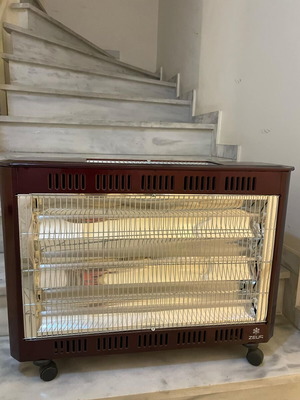 Zeus quartz heater 2700W like new with 4 heating elements and wheels