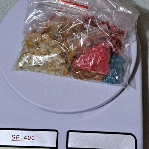 Set of assorted mineral chips and glass beads, 115g