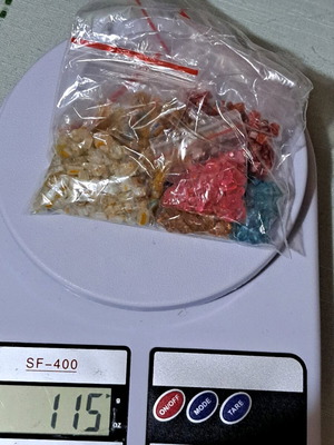 Set of assorted mineral chips and glass beads, 115g