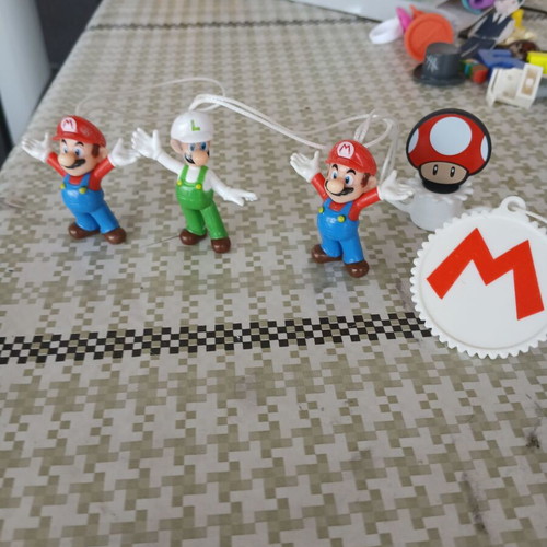 Super Mario keychain like new