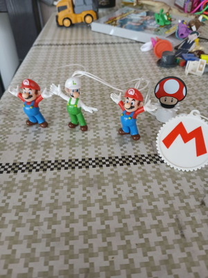 Super Mario keychain like new