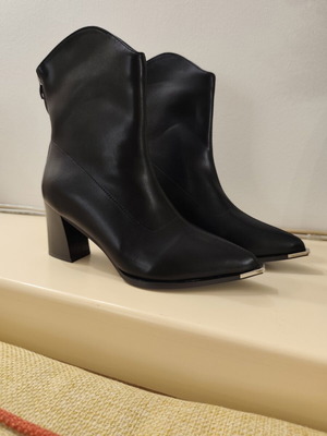 Women's ankle boots like new, black, with stable heel