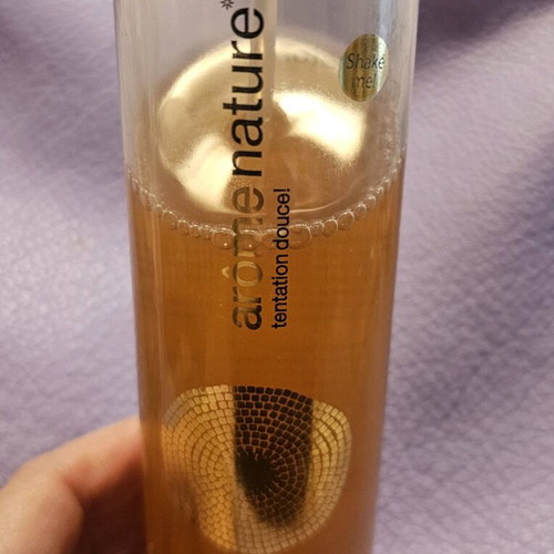 Azade shimmering body spray used with gold powder