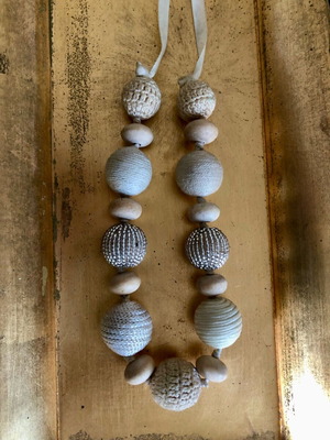 Handmade summer short necklace like new, beige