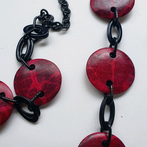 Long necklace with chain and large buttons