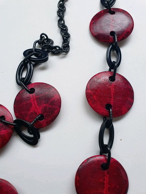 Long necklace with chain and large buttons