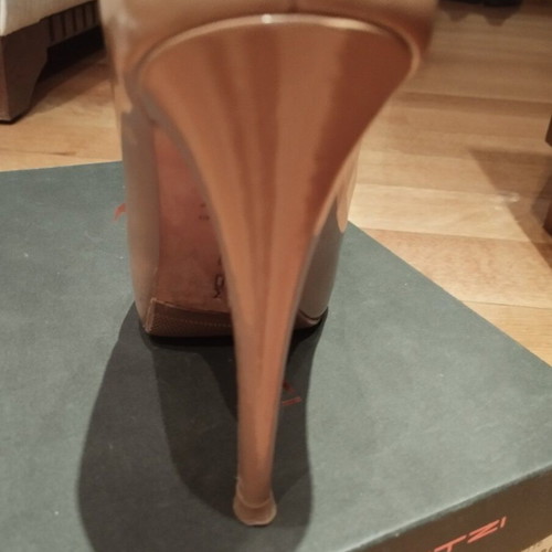 Mourtzi Peep Toe Patent Leather Pumps like new, beige with gold bow