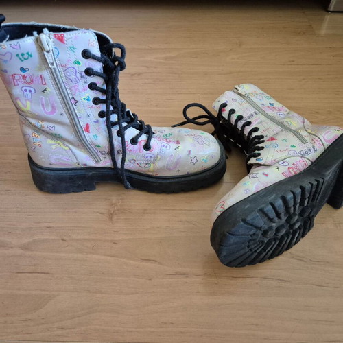 Zara Kuromi boots size 35 like new, beige with side zippers
