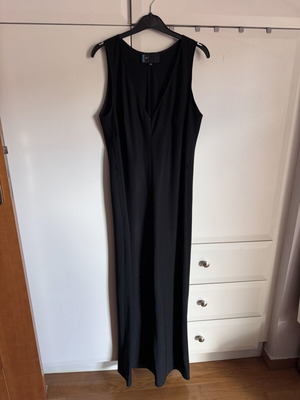 Formes maxi dress like new, black sleeveless, V-neck