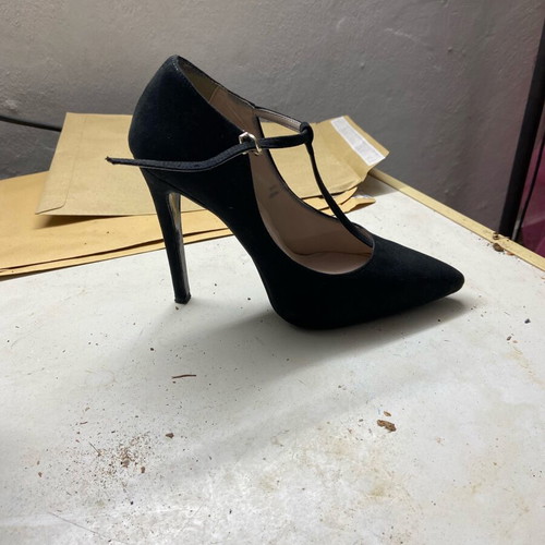High-heeled pumps like new, size 39, black