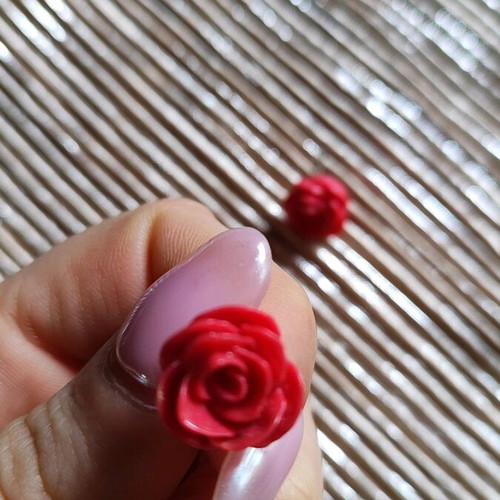 Rose stud earrings like new, pink