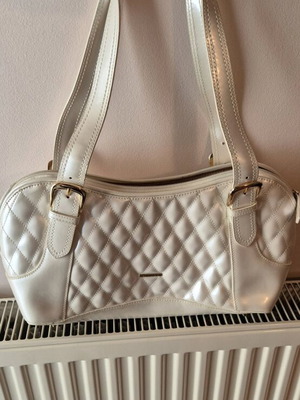 GILLIAN Quilted White Shoulder Bag Like New with Gold Details