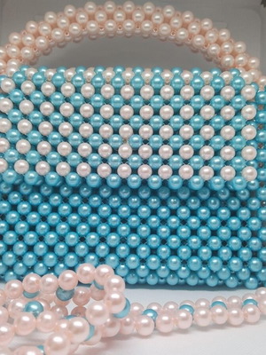 Чанта Перла синева нова, ръчно плетена от пластмасови перли