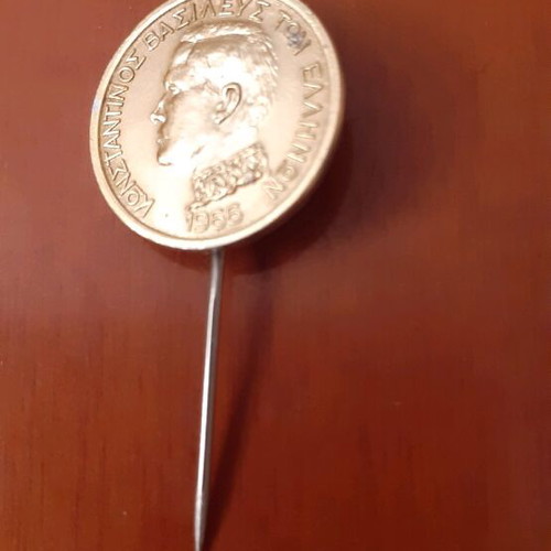 Collectible pin 1966 like new, gold-colored