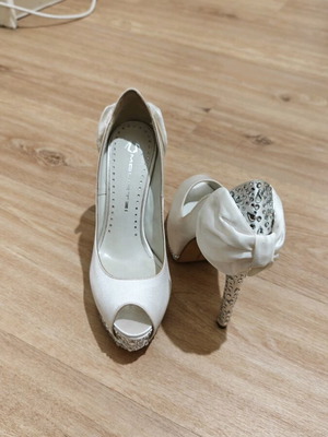 Mourtzi white pumps like new, size 38
