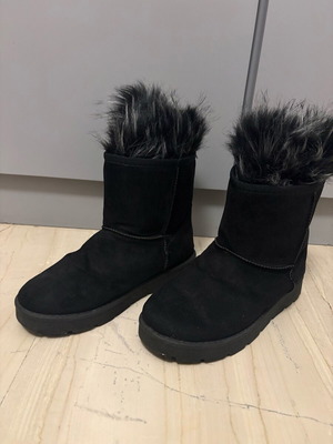 Black boots with removable fur, size 36, like new