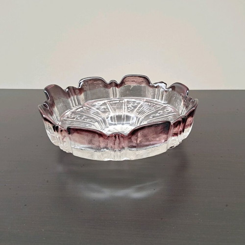 Glass fruit bowl with two-tone design like new