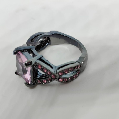 Ring with pink crystal and black base like new