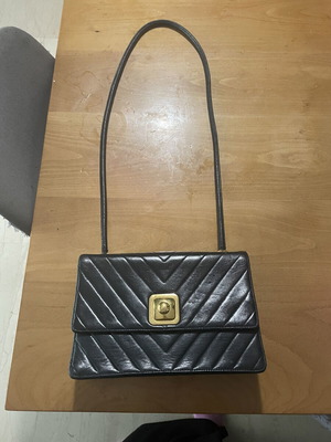Chanel vintage τσάντα Chevron μεταχειρισμένη, μαύρη και χρυσαφί