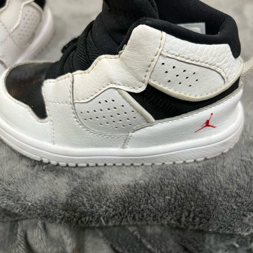 Jordan baby shoes size 22 like new
