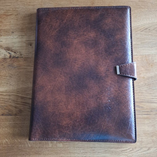 Plastic folder with inner organization pockets and pen holder