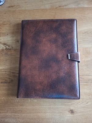 Plastic folder with inner organization pockets and pen holder