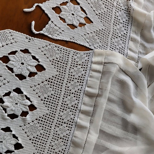 Handmade runner with floss lace like new 200x42 cm