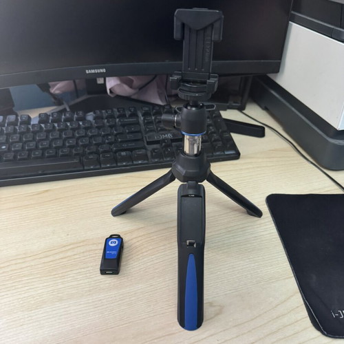 Selfie Stick Tripod Benro BK10 with Bluetooth Remote like new, extendable