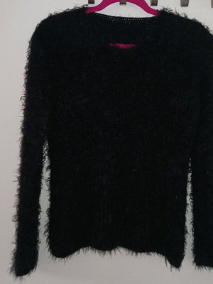 Black women's medium fluffy sweater like new