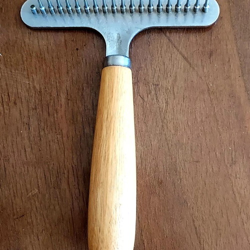 Grooming rake like new with metal teeth and wooden handle