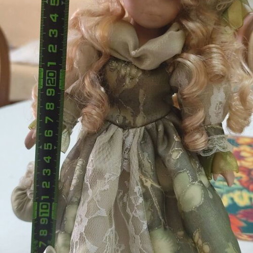 Porcelain dolls set of 3 like new, collectible