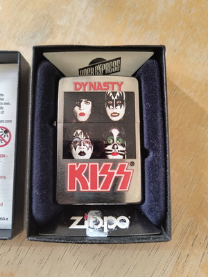 Zippo Kiss Dynasty lighter like new