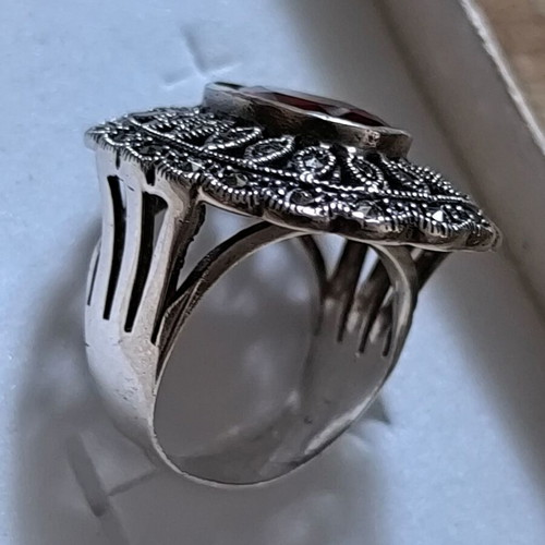 Silver 925 ring like new with vintage style and red stone