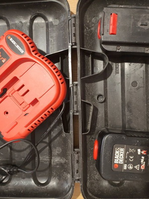 Black & Decker зарядно с 2 използвани батерии и калъф